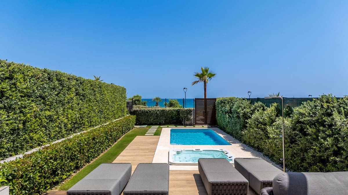 4 soveværelse Byhus til salg i Estepona med swimmingpool garage - € 2.950.000 (Ref: 10146543)