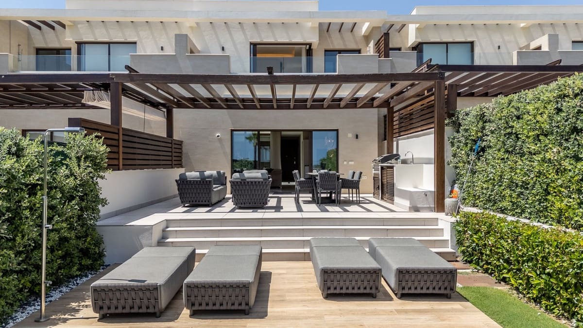 4 soveværelse Byhus til salg i Estepona med swimmingpool garage - € 2.950.000 (Ref: 10146543)