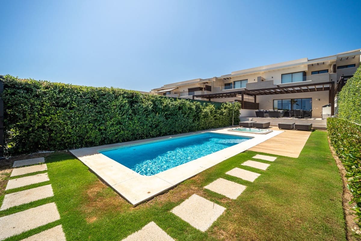 4 soveværelse Byhus til salg i Estepona med swimmingpool garage - € 2.950.000 (Ref: 10146543)