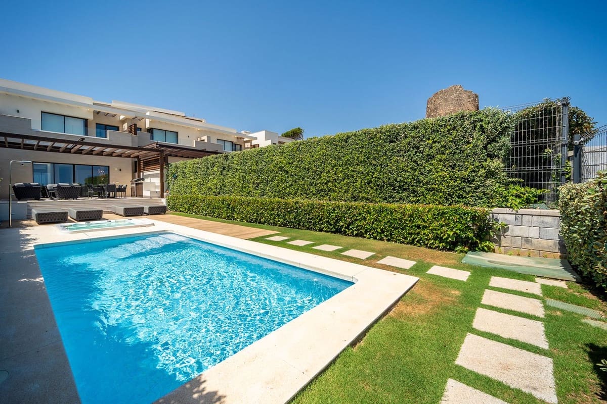 4 soveværelse Byhus til salg i Estepona med swimmingpool garage - € 2.950.000 (Ref: 10146543)
