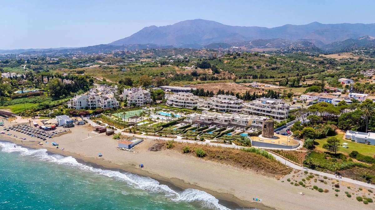 4 soveværelse Byhus til salg i Estepona med swimmingpool garage - € 2.950.000 (Ref: 10146543)