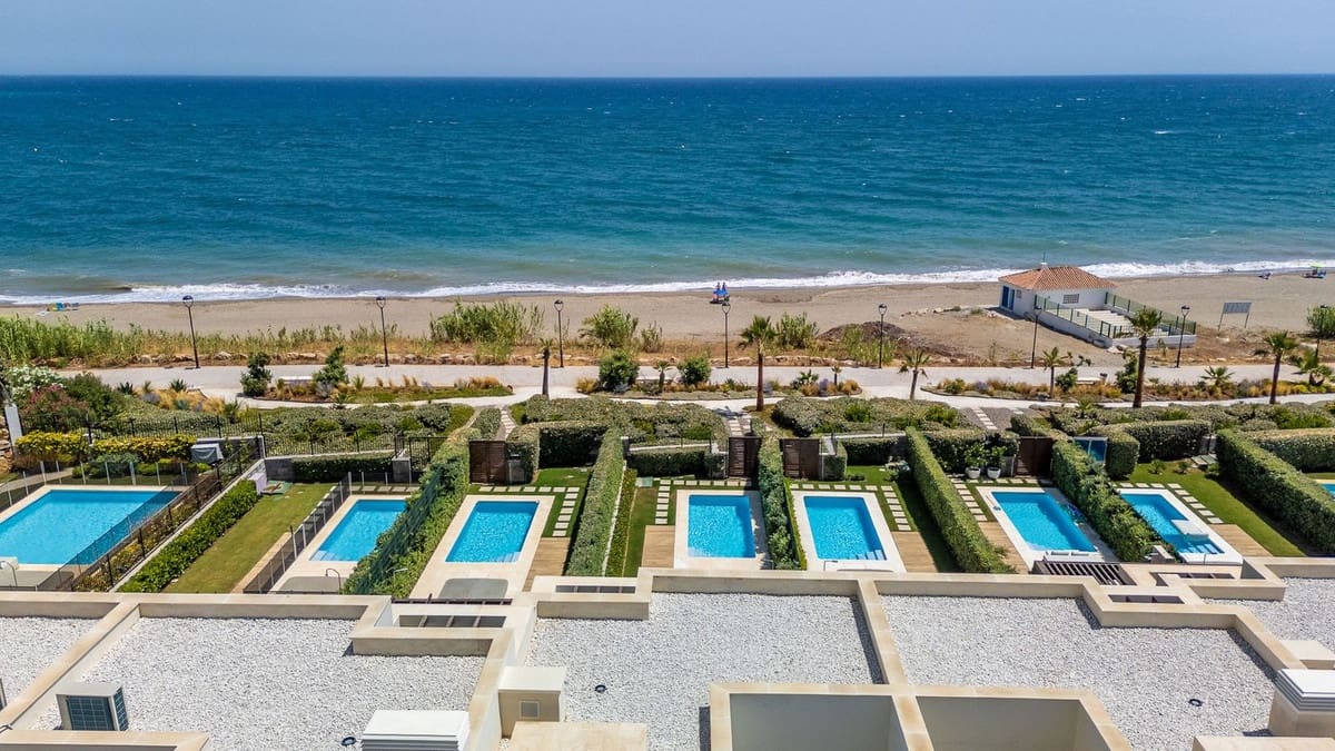 4 soveværelse Byhus til salg i Estepona med swimmingpool garage - € 2.950.000 (Ref: 10146543)