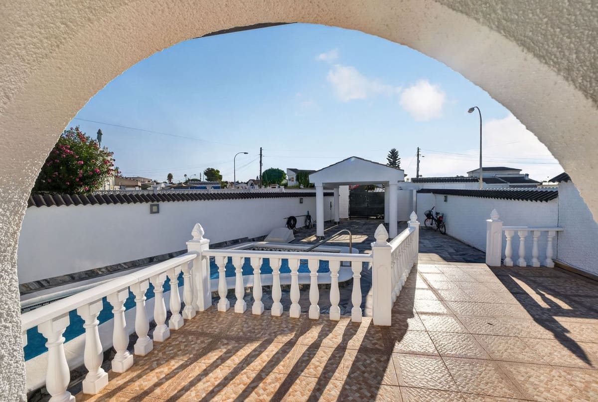 3 sypialnia Willa na sprzedaż w Torrevieja z basenem - 349 000 € (Ref: 10146628)
