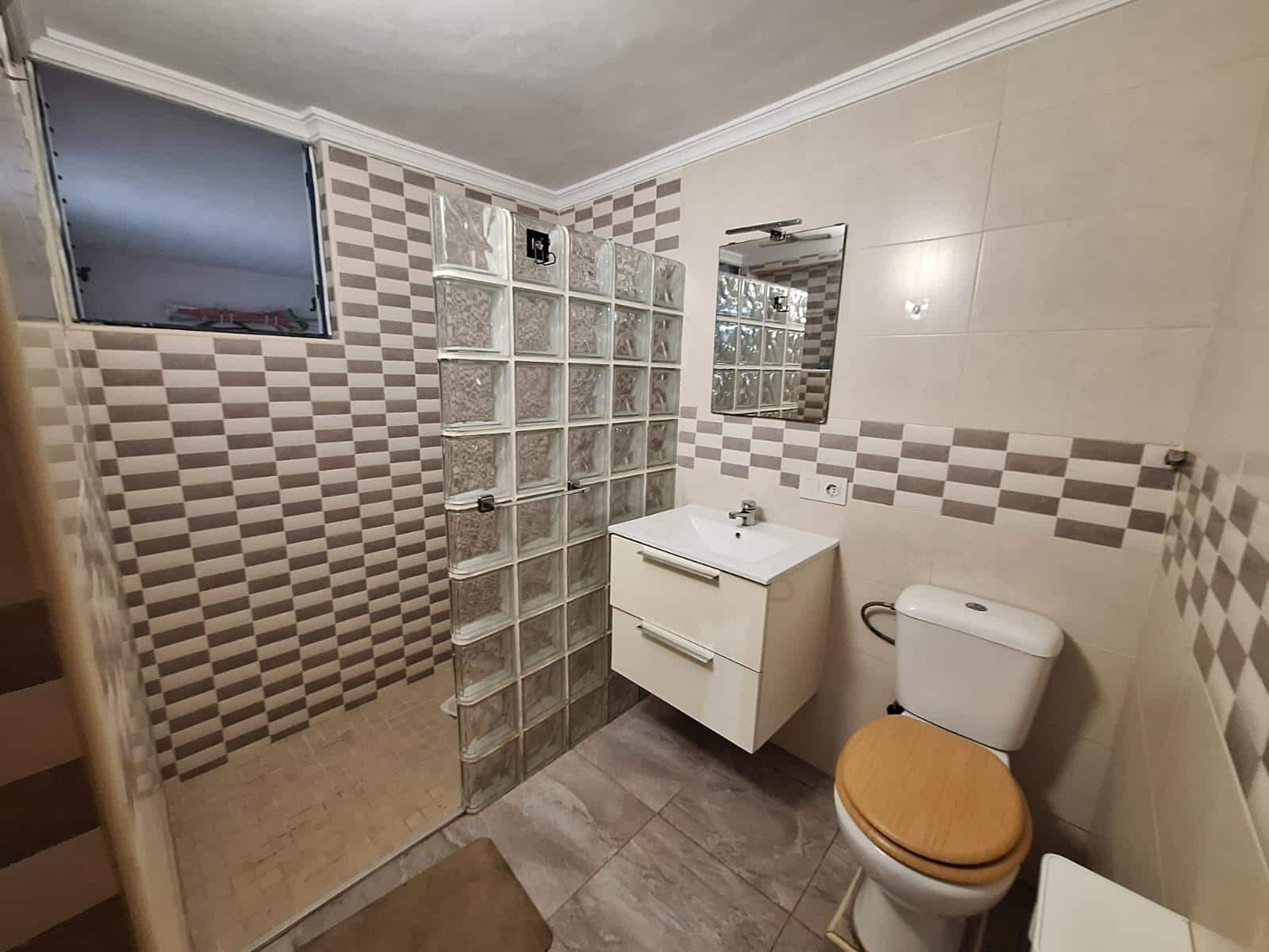 5 quarto Moradia Geminada para venda em Torrevieja com piscina - 209 900 € (Ref: 10146671)