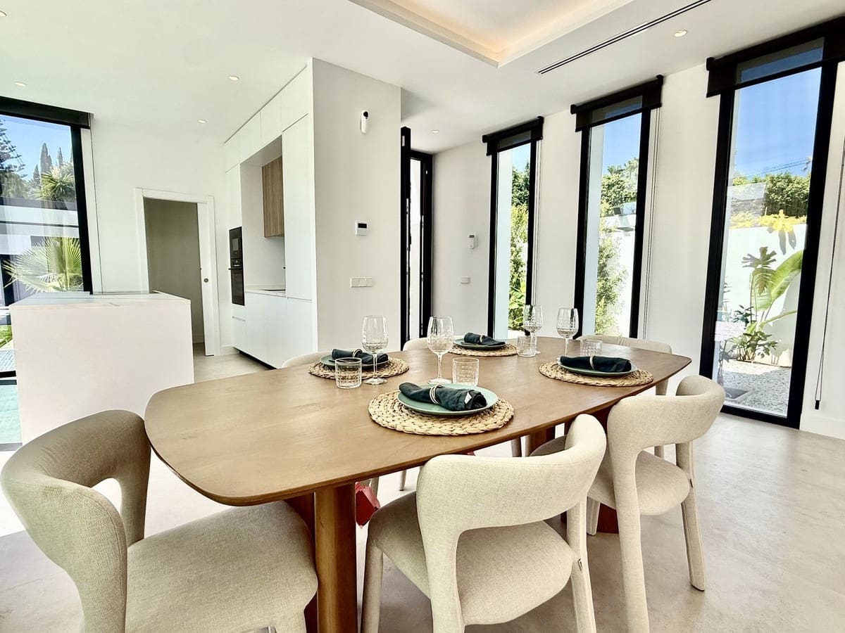 6 bedroom Villa for sale in New Golden Mile with pool garage - € 1,950,000 (Ref: 10147523)