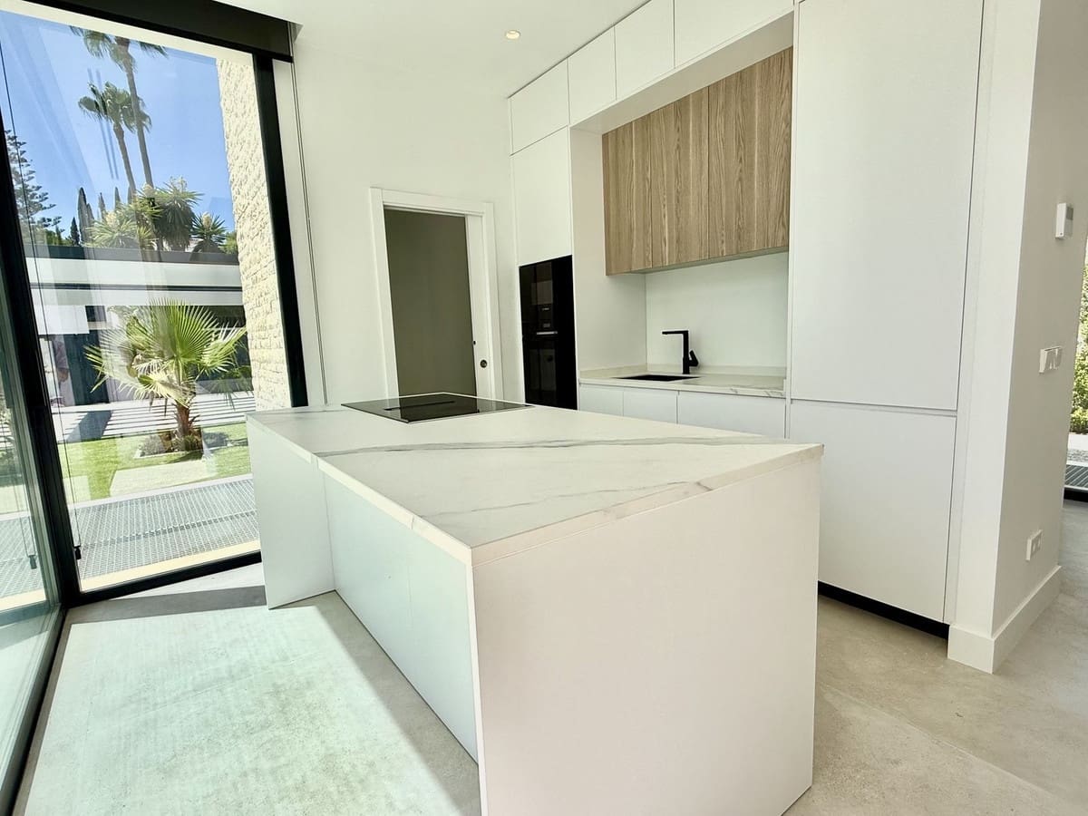 6 bedroom Villa for sale in New Golden Mile with pool garage - € 1,950,000 (Ref: 10147523)