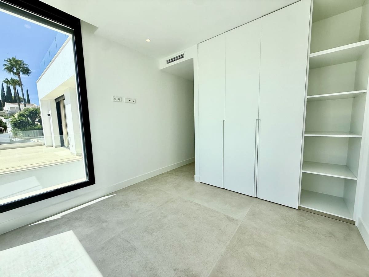 6 bedroom Villa for sale in New Golden Mile with pool garage - € 1,950,000 (Ref: 10147523)