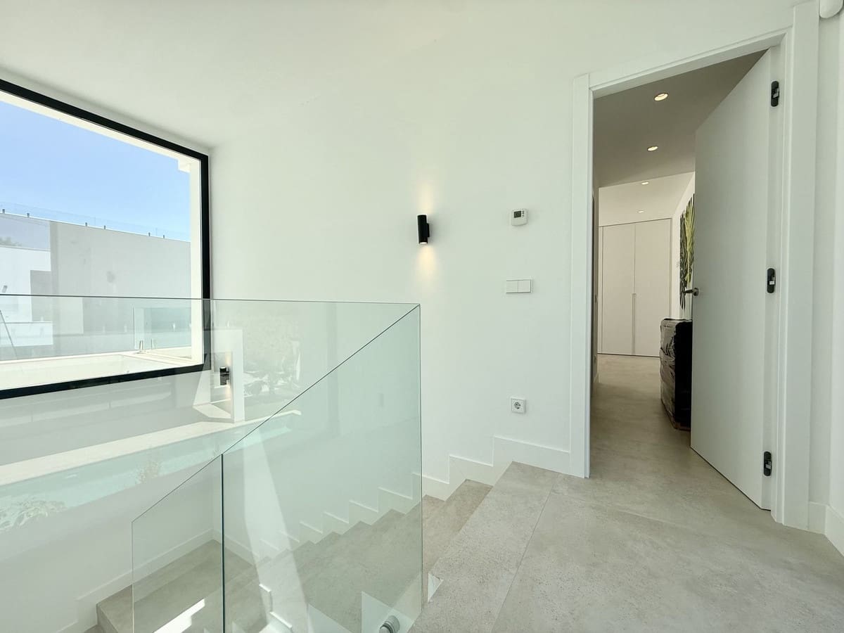 6 bedroom Villa for sale in New Golden Mile with pool garage - € 1,950,000 (Ref: 10147523)