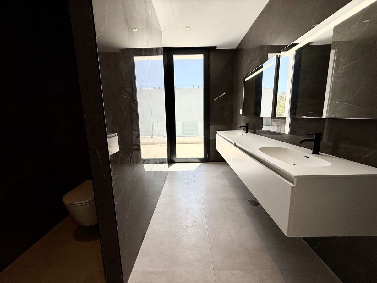 6 bedroom Villa for sale in New Golden Mile with pool garage - € 1,950,000 (Ref: 10147523)