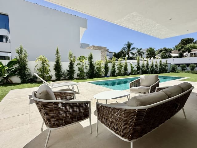 6 bedroom Villa for sale in Nueva Atalaya, Estepona with pool garage - € 1,950,000 (Ref: 10147523)