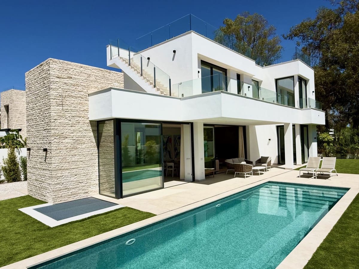 6 bedroom Villa for sale in New Golden Mile with pool garage - € 1,950,000 (Ref: 10147523)