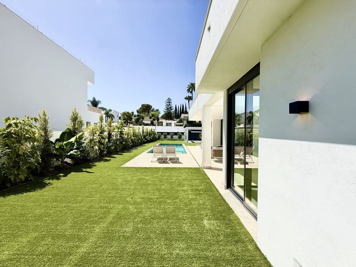 6 bedroom Villa for sale in New Golden Mile with pool garage - € 1,950,000 (Ref: 10147523)