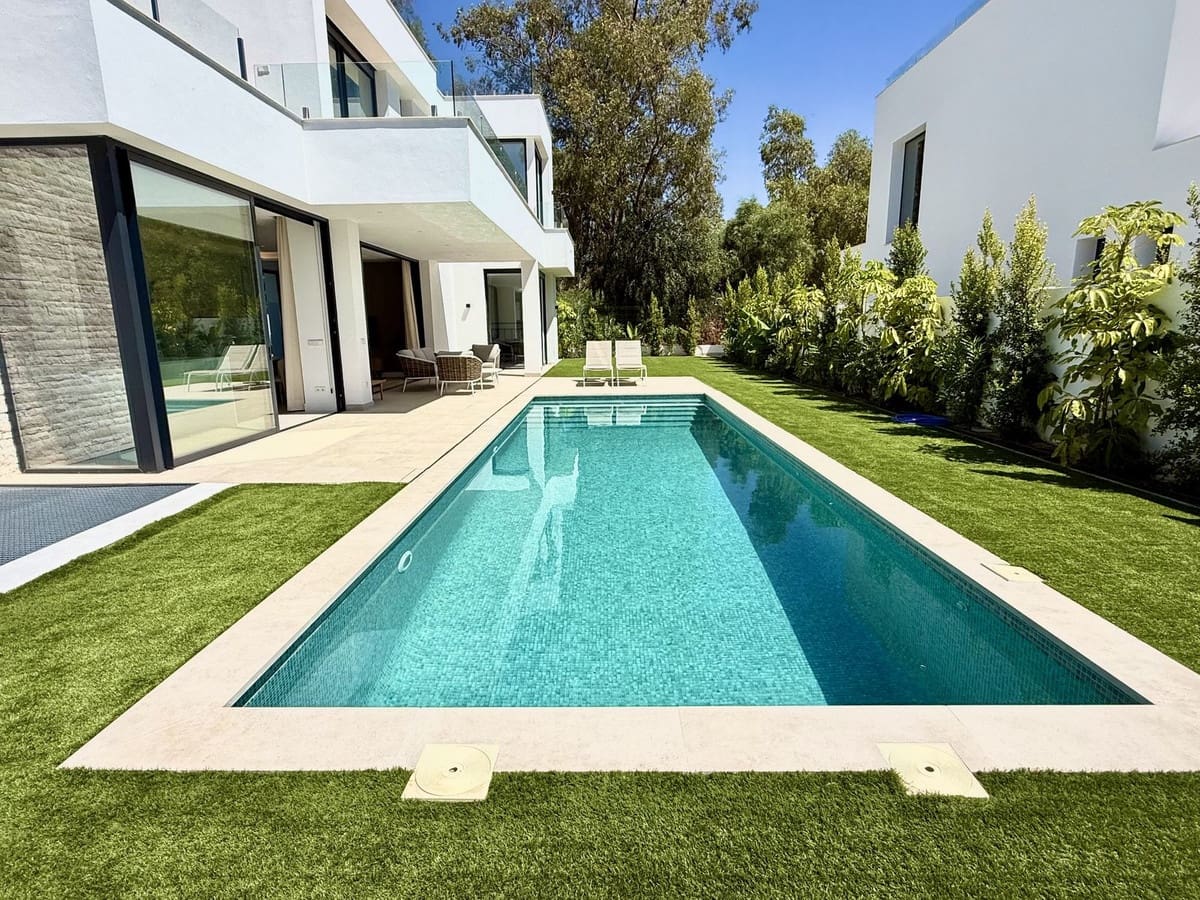 6 bedroom Villa for sale in New Golden Mile with pool garage - € 1,950,000 (Ref: 10147523)