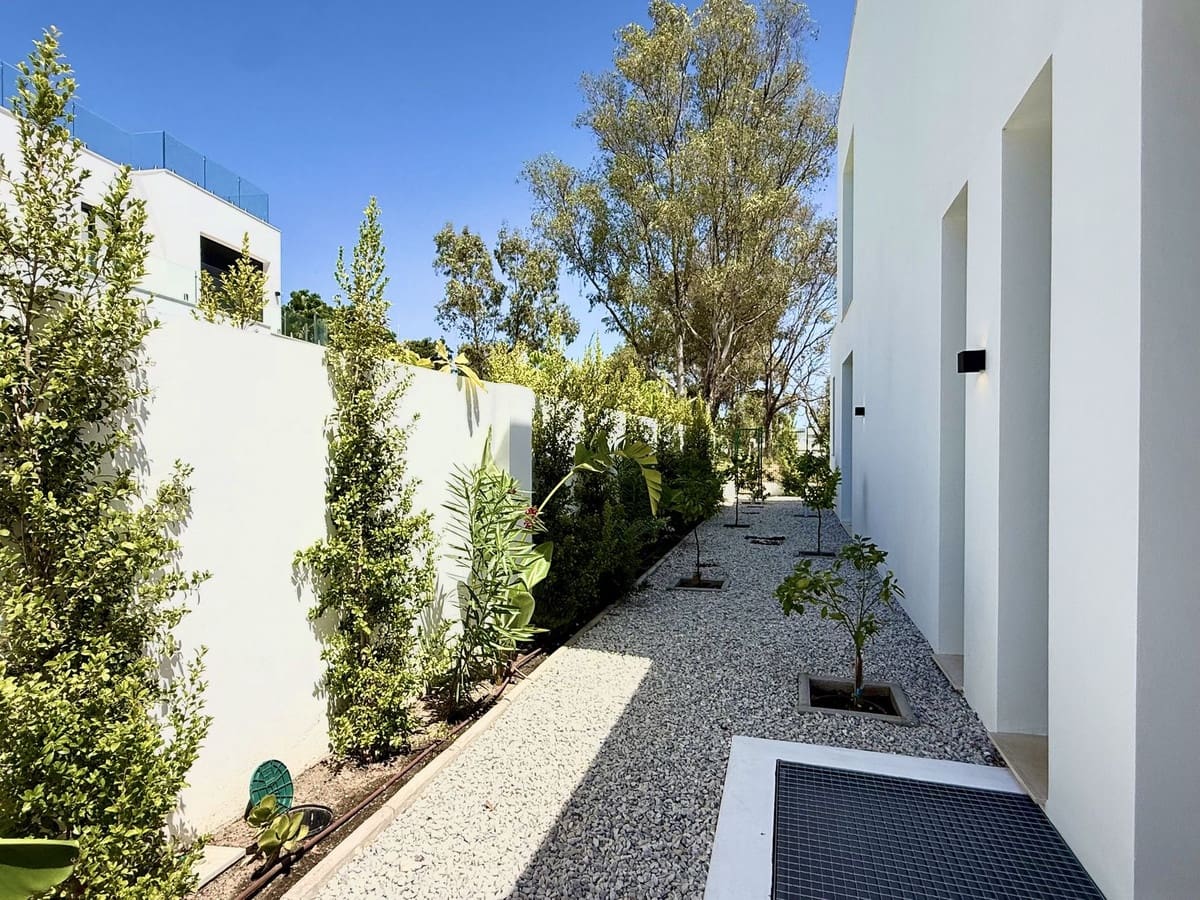 6 bedroom Villa for sale in New Golden Mile with pool garage - € 1,950,000 (Ref: 10147523)