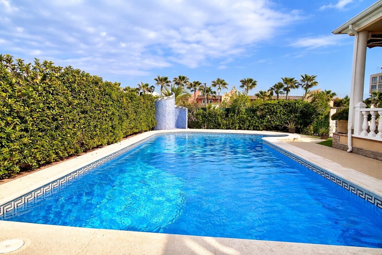 6 chambre Villa/Maison à vendre à Torrevieja avec piscine garage - 950 000 € (Ref: 10149231)