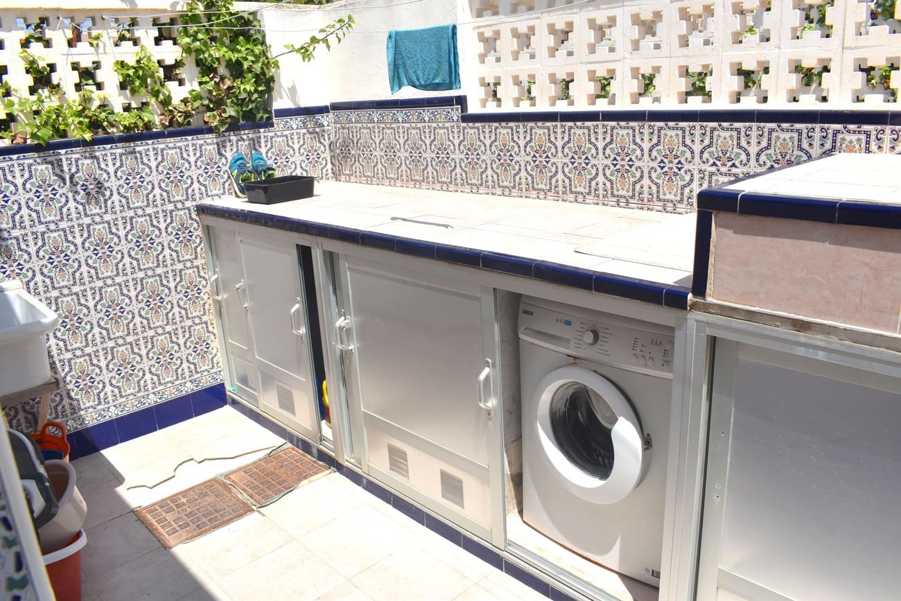 6 bedroom Villa for sale in Guardamar del Segura with garage - € 1,100,000 (Ref: 10149249)