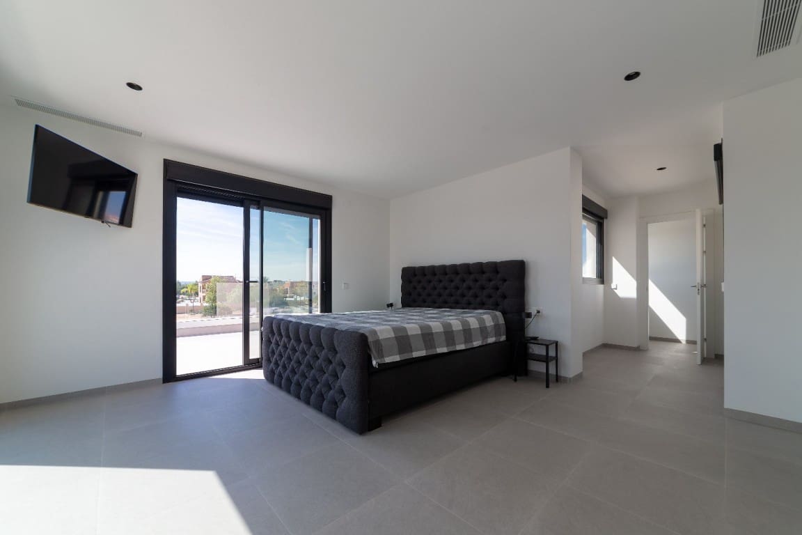 4 soveværelse Villa til salg i Los Montesinos med swimmingpool garage - € 1.250.000 (Ref: 10149258)