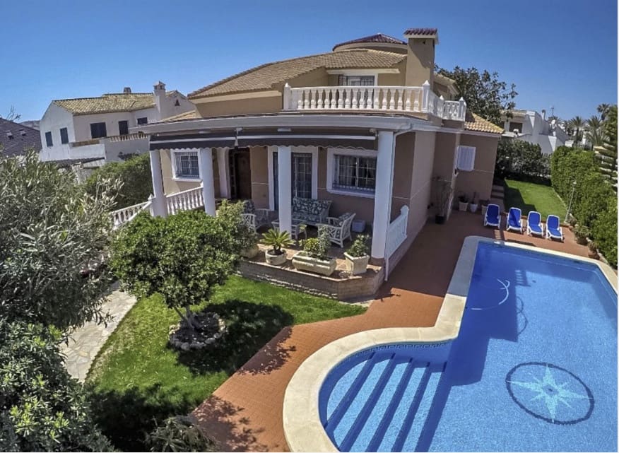 6 soverom Villa til salgs i Torrevieja med svømmebasseng garasje - € 1 000 000 (Ref: 10149276)