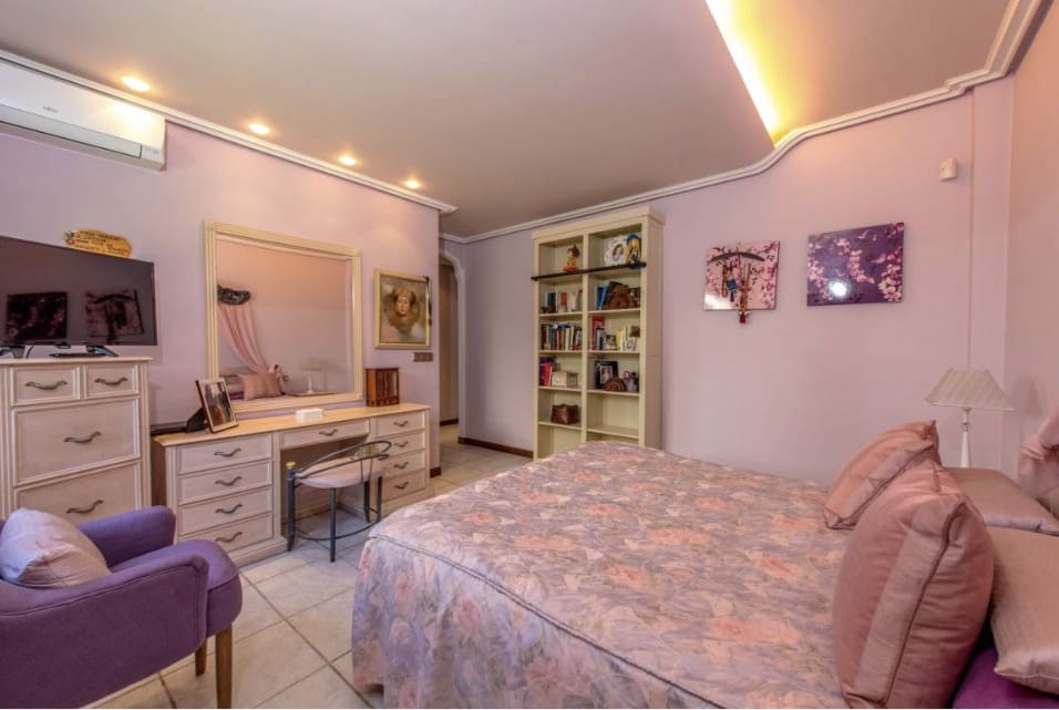 6 soverom Villa til salgs i Torrevieja med svømmebasseng garasje - € 1 000 000 (Ref: 10149276)
