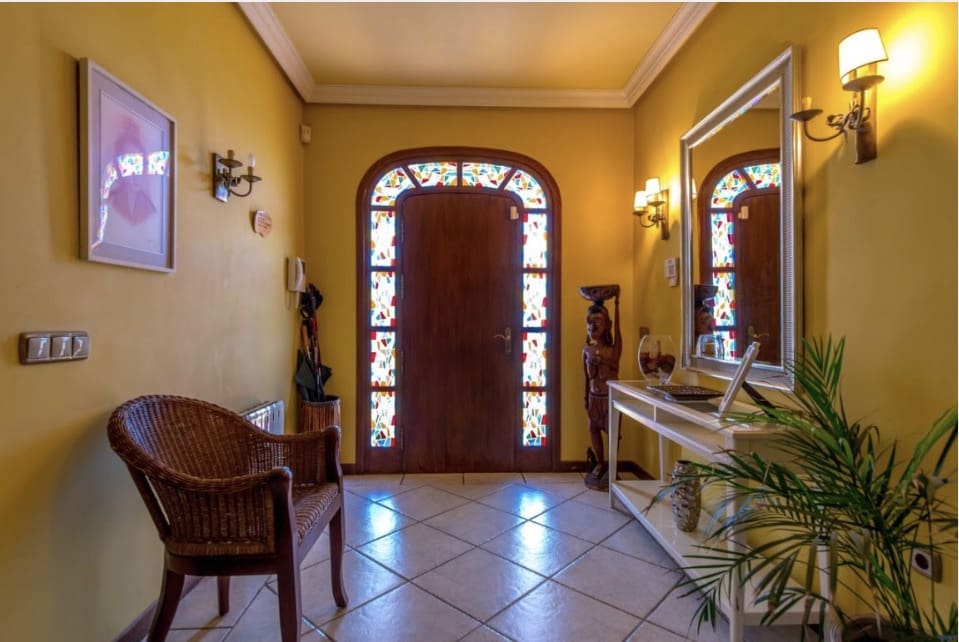 6 soverom Villa til salgs i Torrevieja med svømmebasseng garasje - € 1 000 000 (Ref: 10149276)