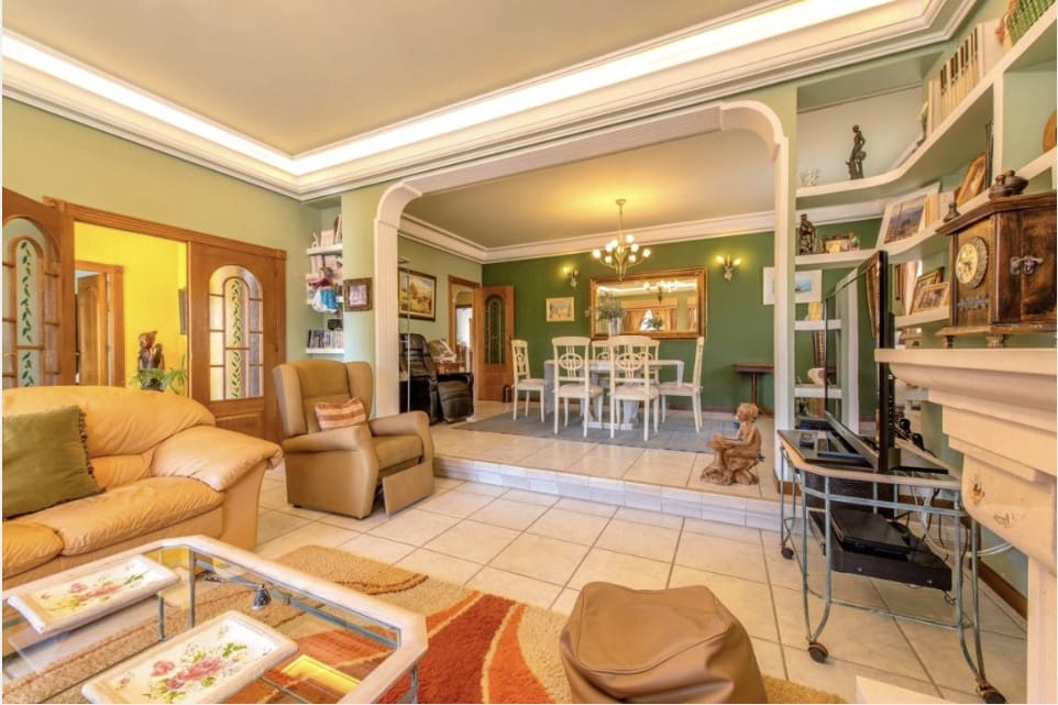 6 soverom Villa til salgs i Torrevieja med svømmebasseng garasje - € 1 000 000 (Ref: 10149276)