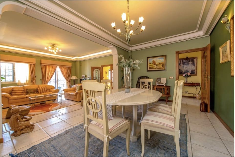 6 soverom Villa til salgs i Torrevieja med svømmebasseng garasje - € 1 000 000 (Ref: 10149276)