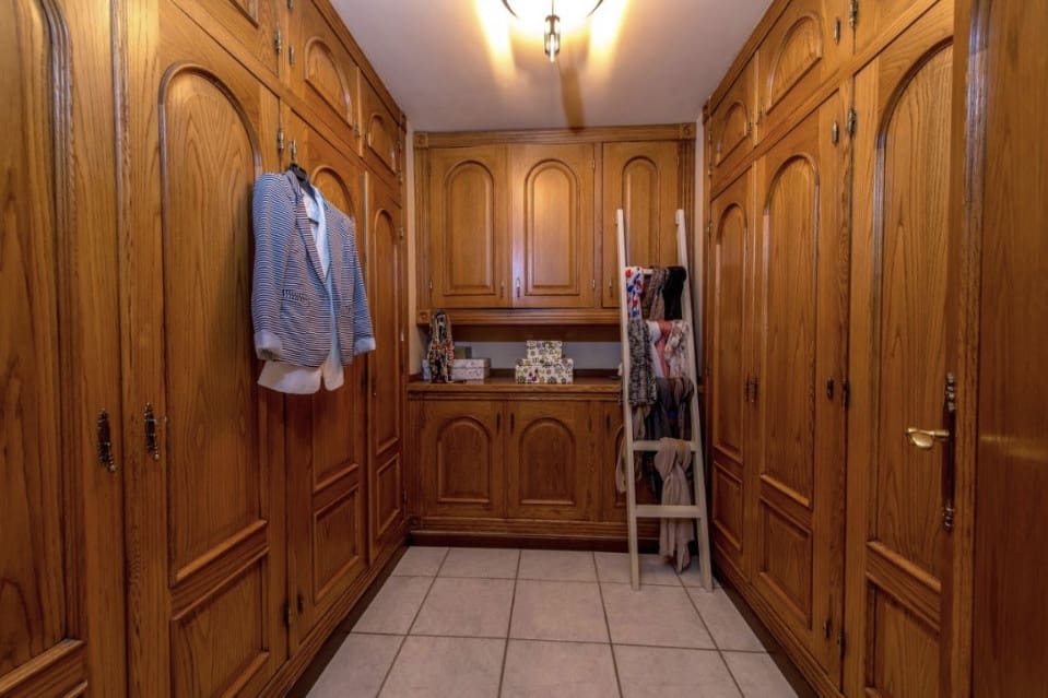 6 soverom Villa til salgs i Torrevieja med svømmebasseng garasje - € 1 000 000 (Ref: 10149276)