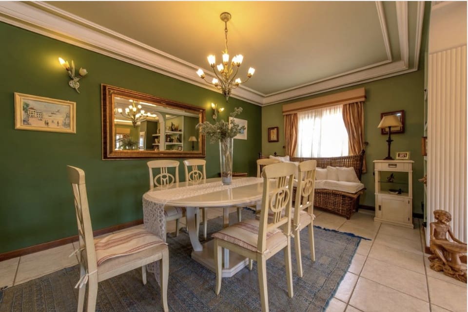6 soverom Villa til salgs i Torrevieja med svømmebasseng garasje - € 1 000 000 (Ref: 10149276)