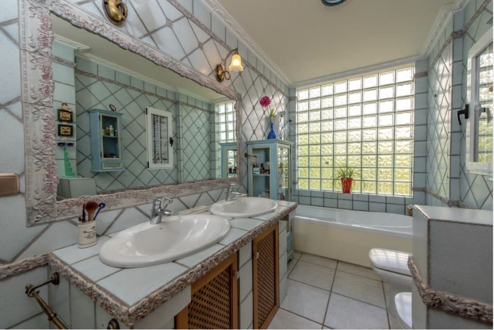 6 soverom Villa til salgs i Torrevieja med svømmebasseng garasje - € 1 000 000 (Ref: 10149276)