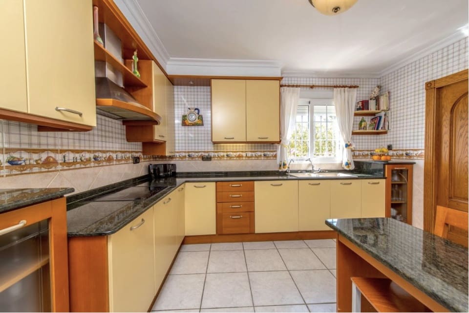6 soverom Villa til salgs i Torrevieja med svømmebasseng garasje - € 1 000 000 (Ref: 10149276)