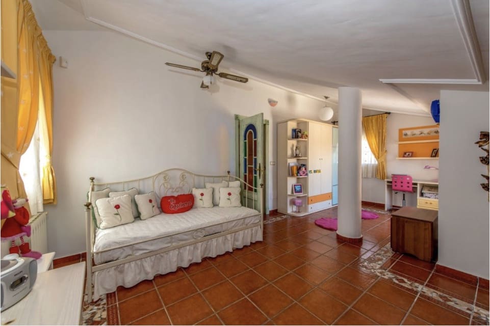 6 soverom Villa til salgs i Torrevieja med svømmebasseng garasje - € 1 000 000 (Ref: 10149276)