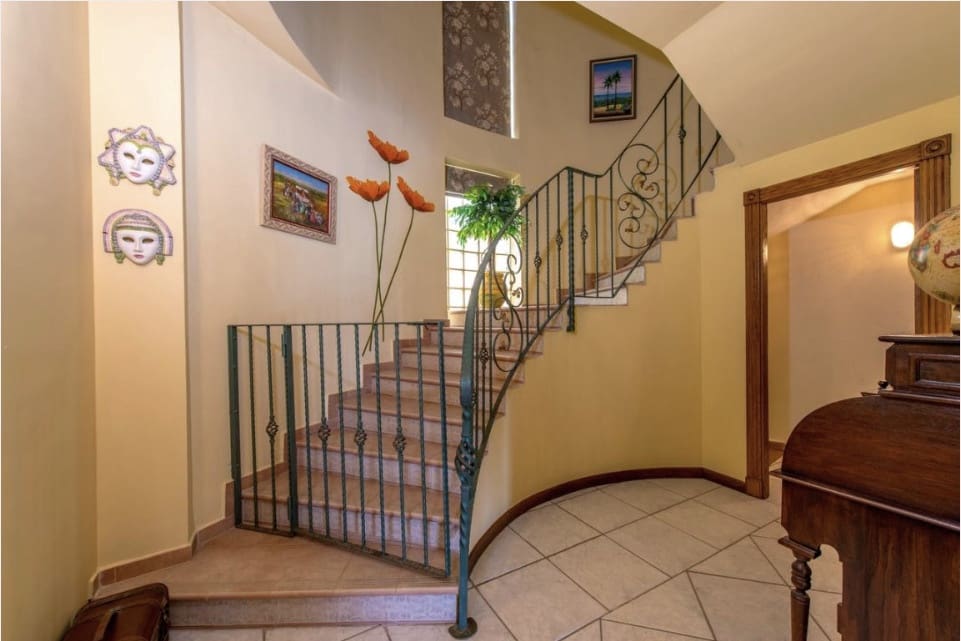 6 soverom Villa til salgs i Torrevieja med svømmebasseng garasje - € 1 000 000 (Ref: 10149276)