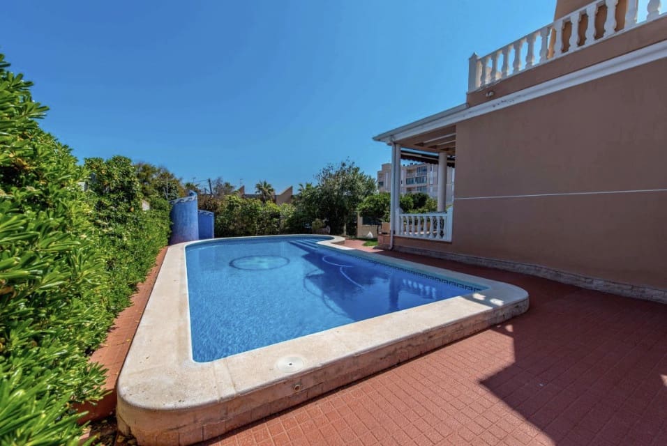 6 soverom Villa til salgs i Torrevieja med svømmebasseng garasje - € 1 000 000 (Ref: 10149276)