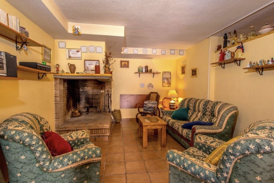 6 soverom Villa til salgs i Torrevieja med svømmebasseng garasje - € 1 000 000 (Ref: 10149276)