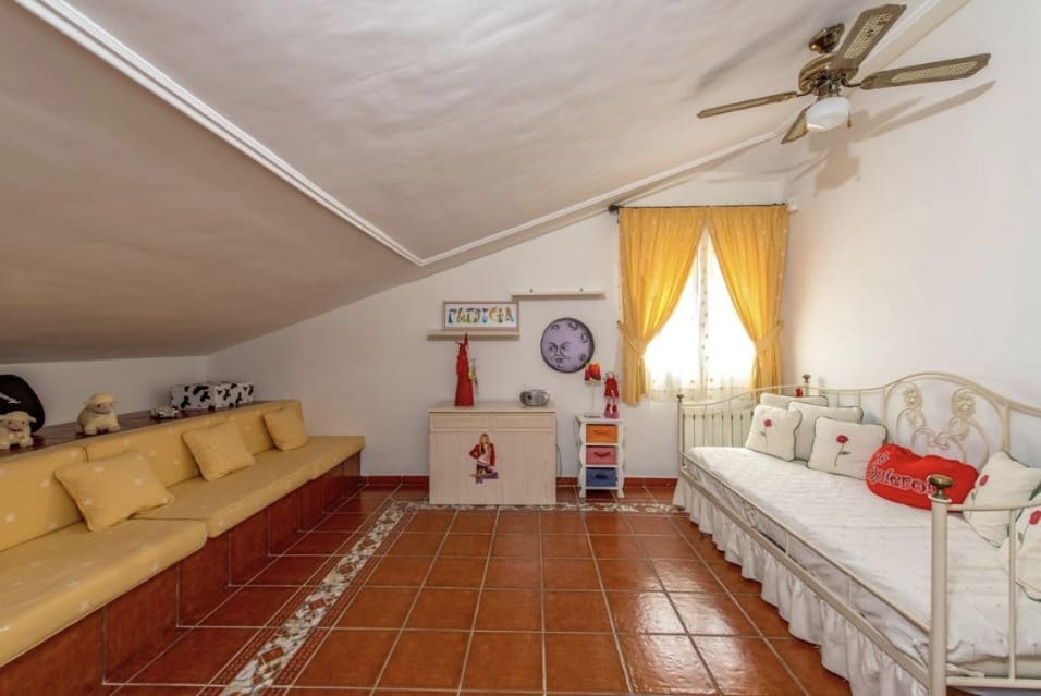 6 soverom Villa til salgs i Torrevieja med svømmebasseng garasje - € 1 000 000 (Ref: 10149276)