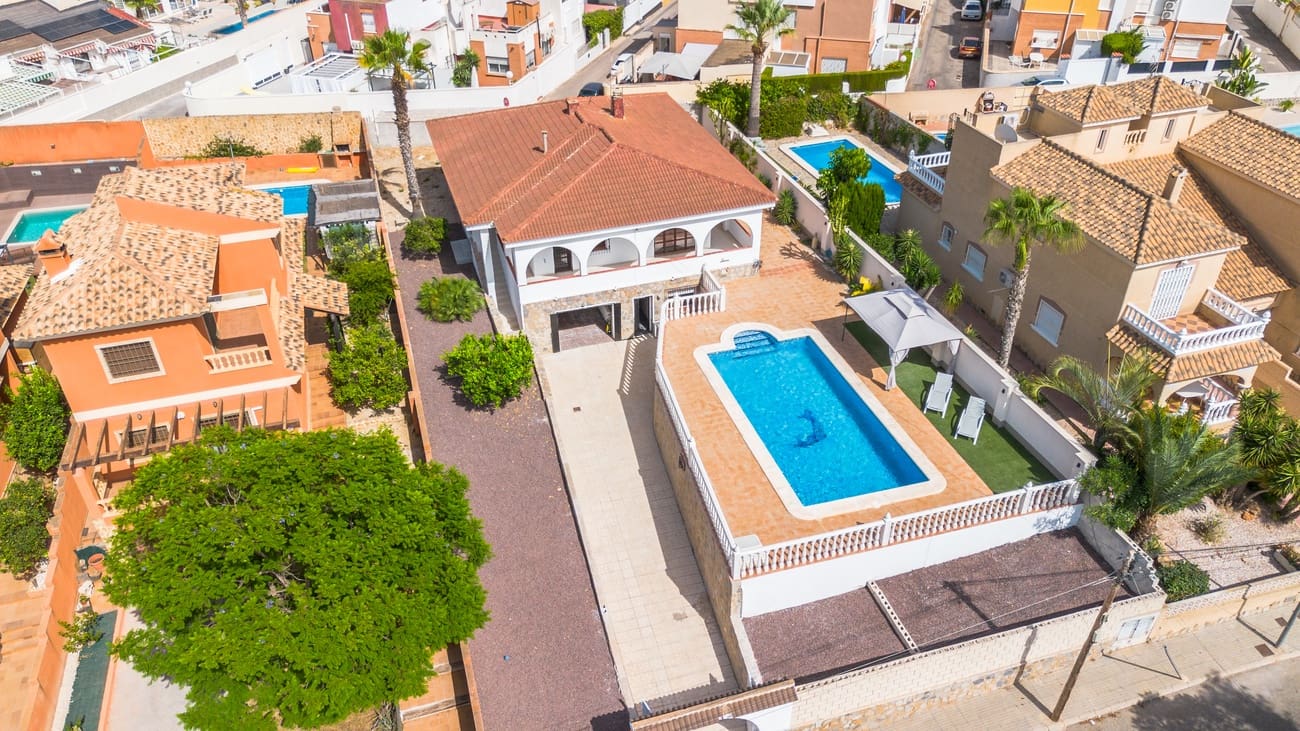 5 soveværelse Villa til salg i Torrevieja med swimmingpool garage - € 620.000 (Ref: 10149281)