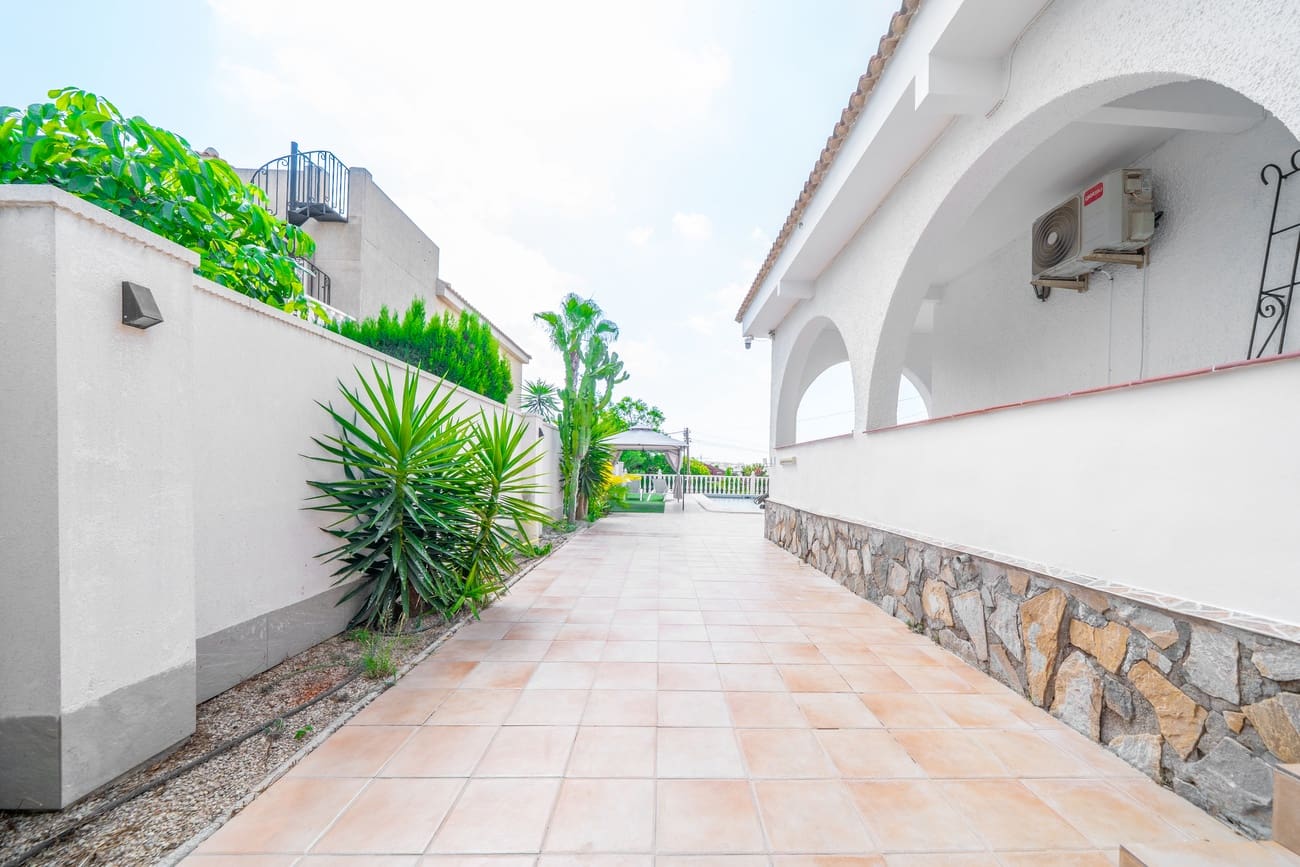 5 soveværelse Villa til salg i Torrevieja med swimmingpool garage - € 620.000 (Ref: 10149281)
