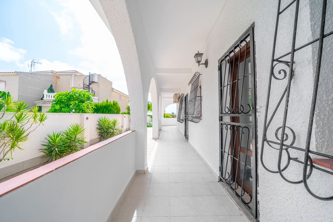 5 soveværelse Villa til salg i Torrevieja med swimmingpool garage - € 620.000 (Ref: 10149281)