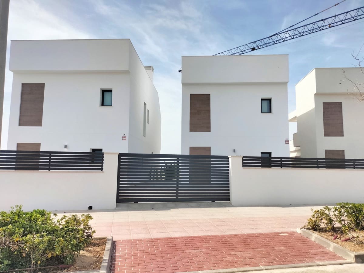 Chalet de 3 habitaciones en Pilar de la Horadada en venta con piscina garaje - 460.000 € (Ref: 10150001)