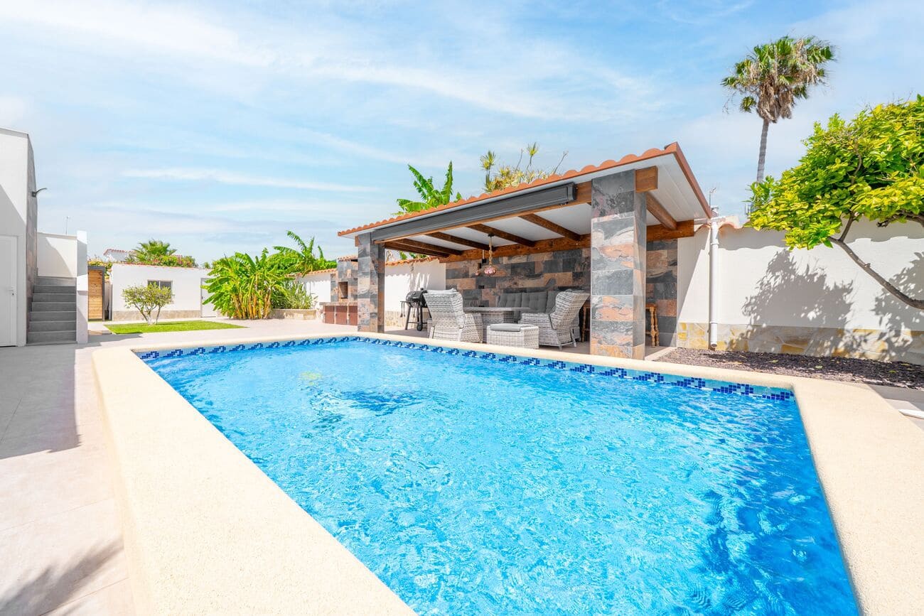 4 soverom Villa til salgs i Torrevieja med svømmebasseng garasje - € 1 350 000 (Ref: 10150097)