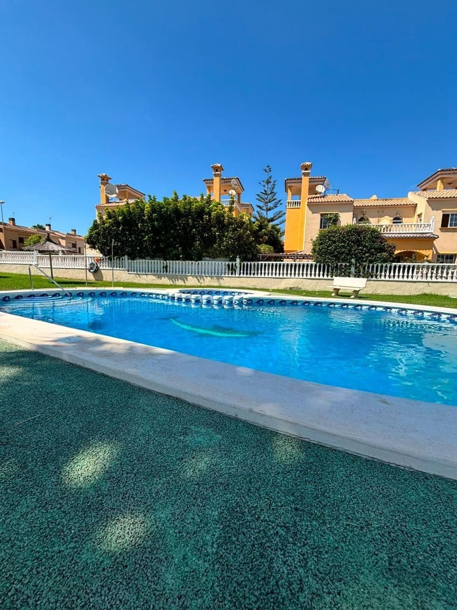 Bungalow de 2 habitaciones en Orihuela Costa en venta con piscina garaje - 215.000 € (Ref: 10156395)