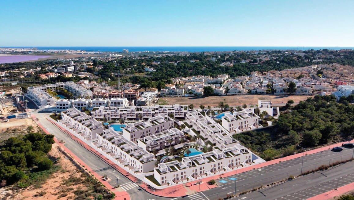 Bungalow de 2 habitaciones en Torrevieja en venta con piscina - 309.900 € (Ref: 10156521)