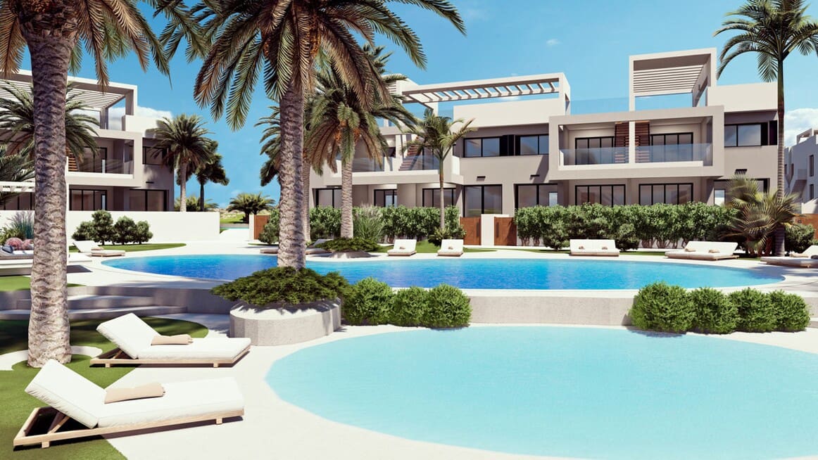 Bungalow de 2 habitaciones en Torrevieja en venta con piscina - 309.900 € (Ref: 10156521)