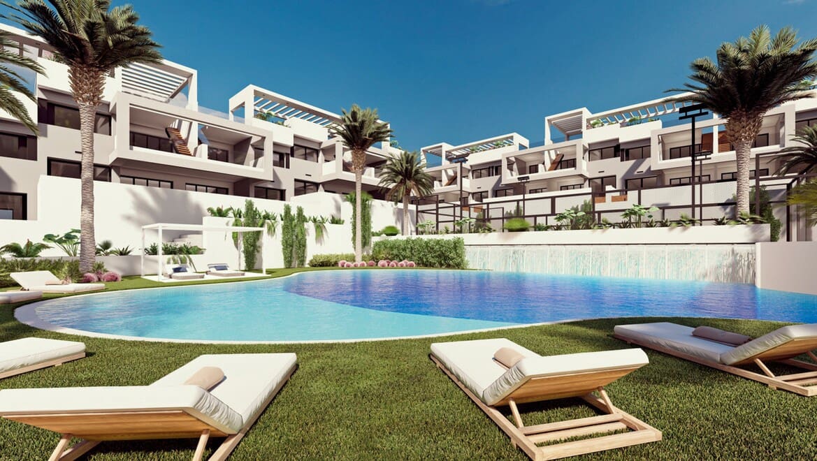 Bungalow de 2 habitaciones en Torrevieja en venta con piscina - 309.900 € (Ref: 10156521)