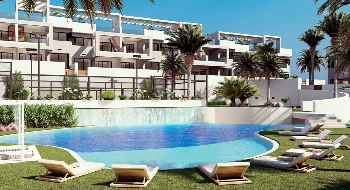 Bungalow de 2 habitaciones en Torrevieja en venta con piscina - 309.900 € (Ref: 10156521)