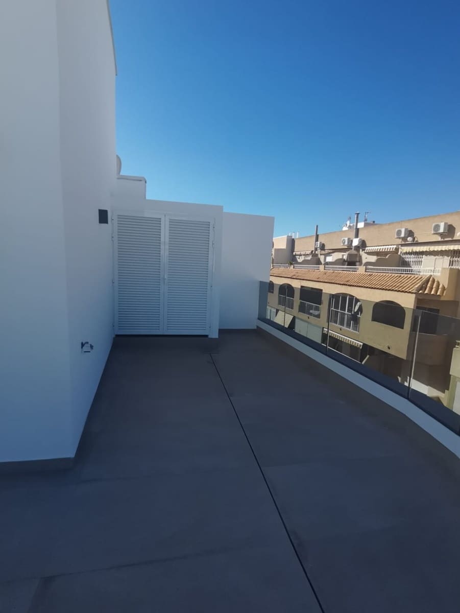 1 soveværelse Lejlighed til salg i Torrevieja med swimmingpool - € 399.000 (Ref: 10156584)