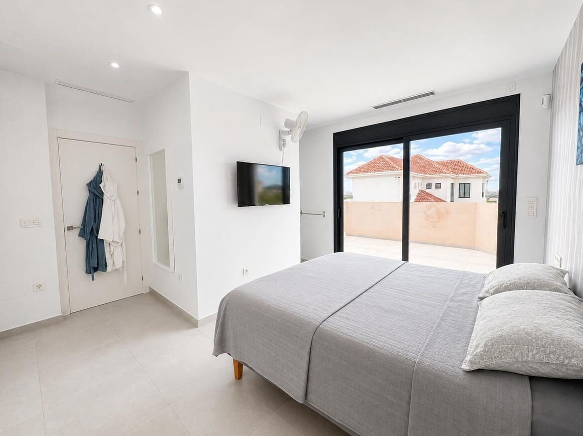 4 slaapkamer Villa te koop in Benijofar met zwembad garage - € 795.000 (Ref: 10158297)