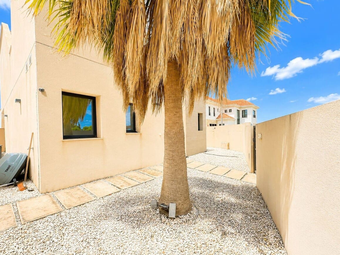4 slaapkamer Villa te koop in Benijofar met zwembad garage - € 795.000 (Ref: 10158297)