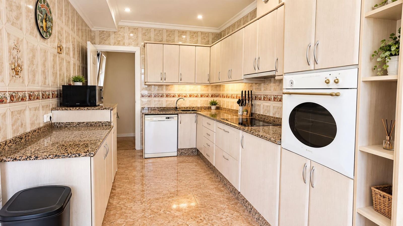 4 soveværelse Villa til salg i Benferri med swimmingpool garage - € 467.000 (Ref: 10158396)
