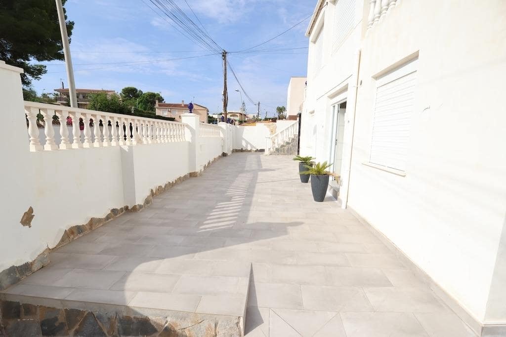 5 slaapkamer Villa te koop in Torrevieja met zwembad garage - € 599.000 (Ref: 10159264)